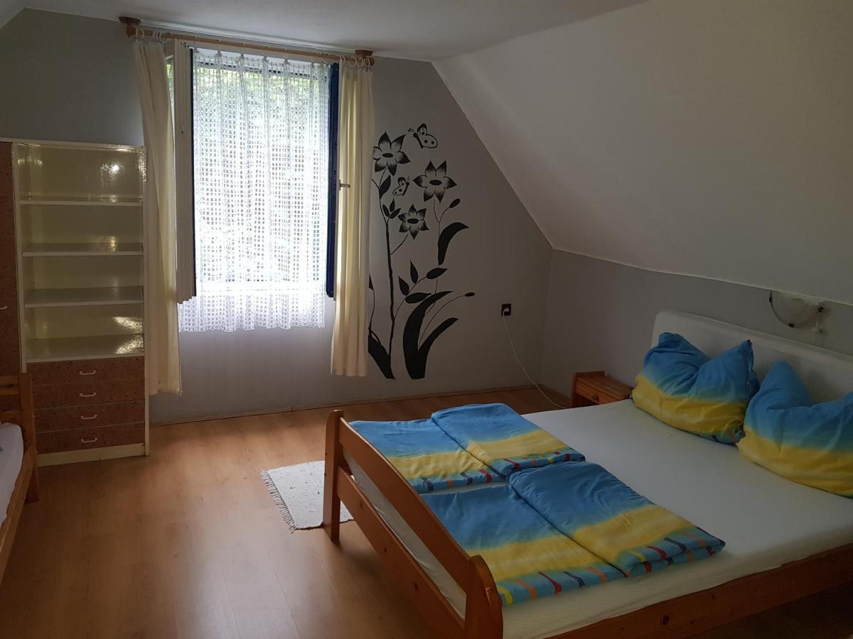 Aron Apartman Badacsonytomaj Luaran gambar